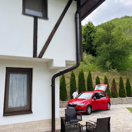 Small Bosnian House * بيهاتش