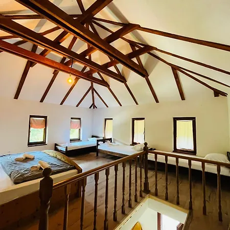 Small Bosnian House شقة